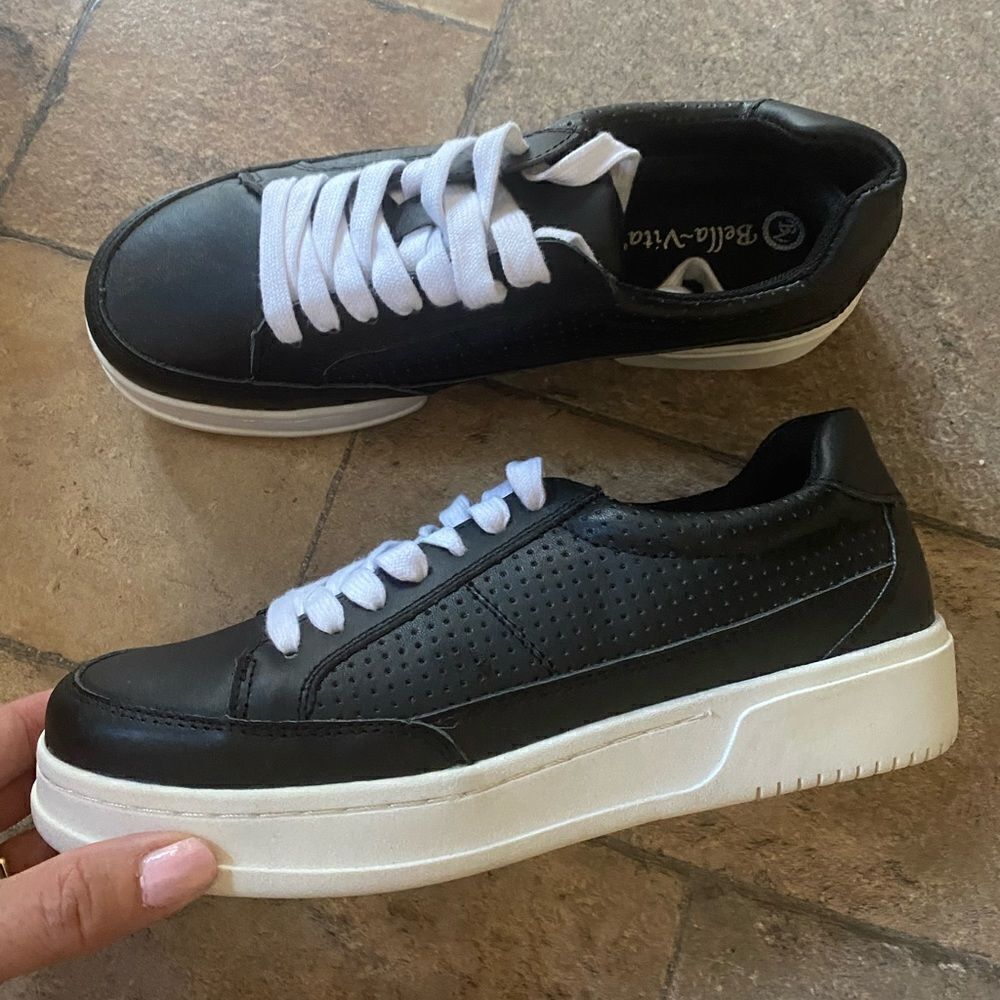 - Woman’s Bella Vita Novia Sneakers Sz 7 Narrow